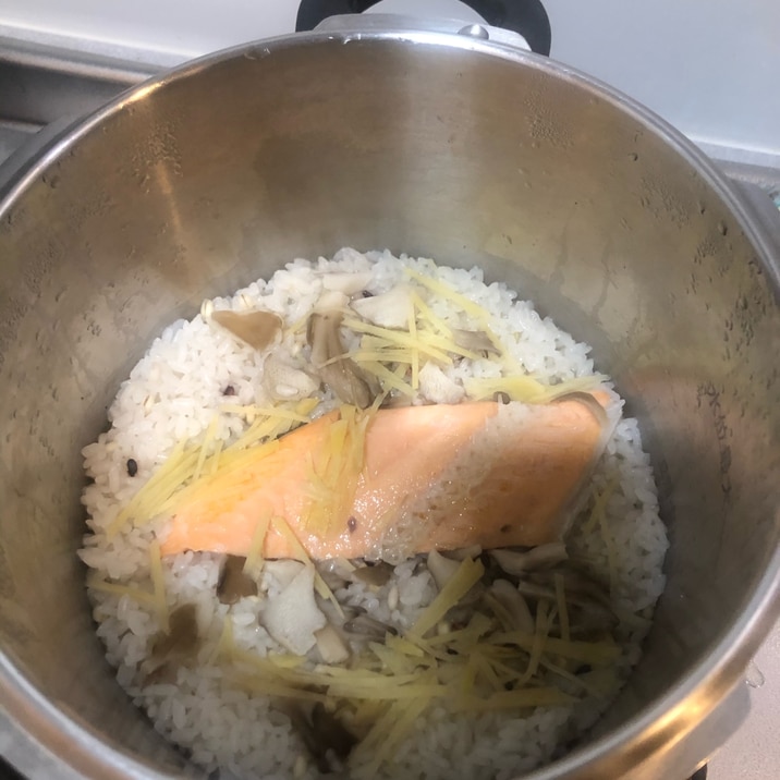 圧力鍋で炊く塩鮭の炊き込みご飯